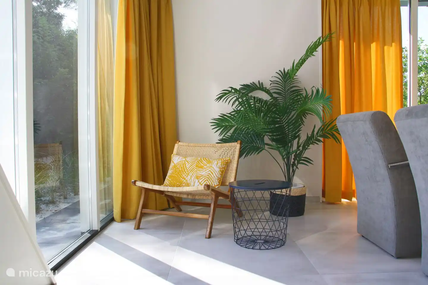 geräumiges Wohnzimmer