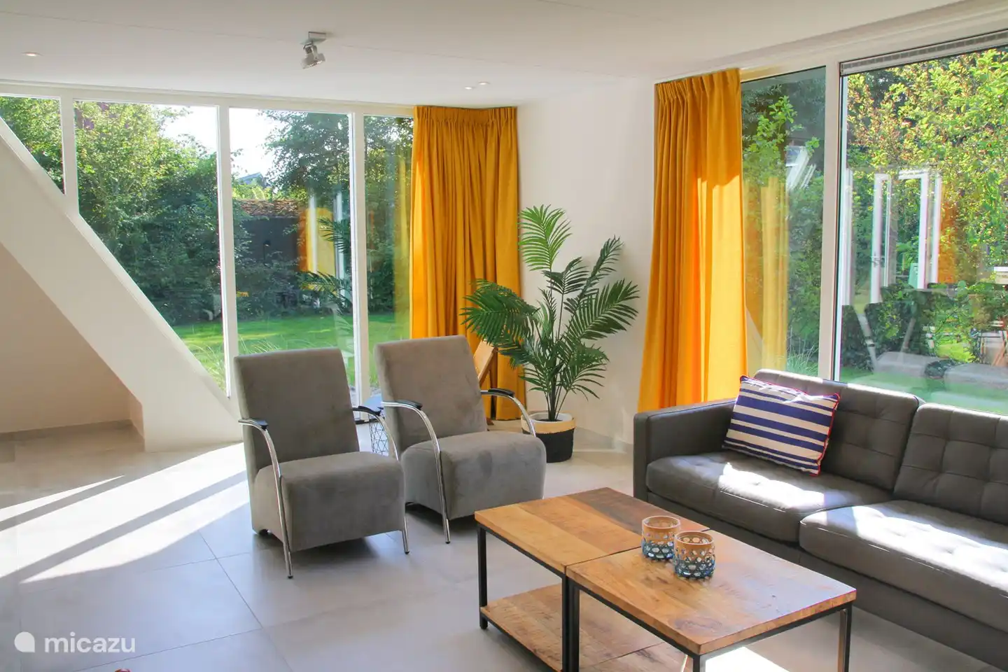 geräumiges Wohnzimmer