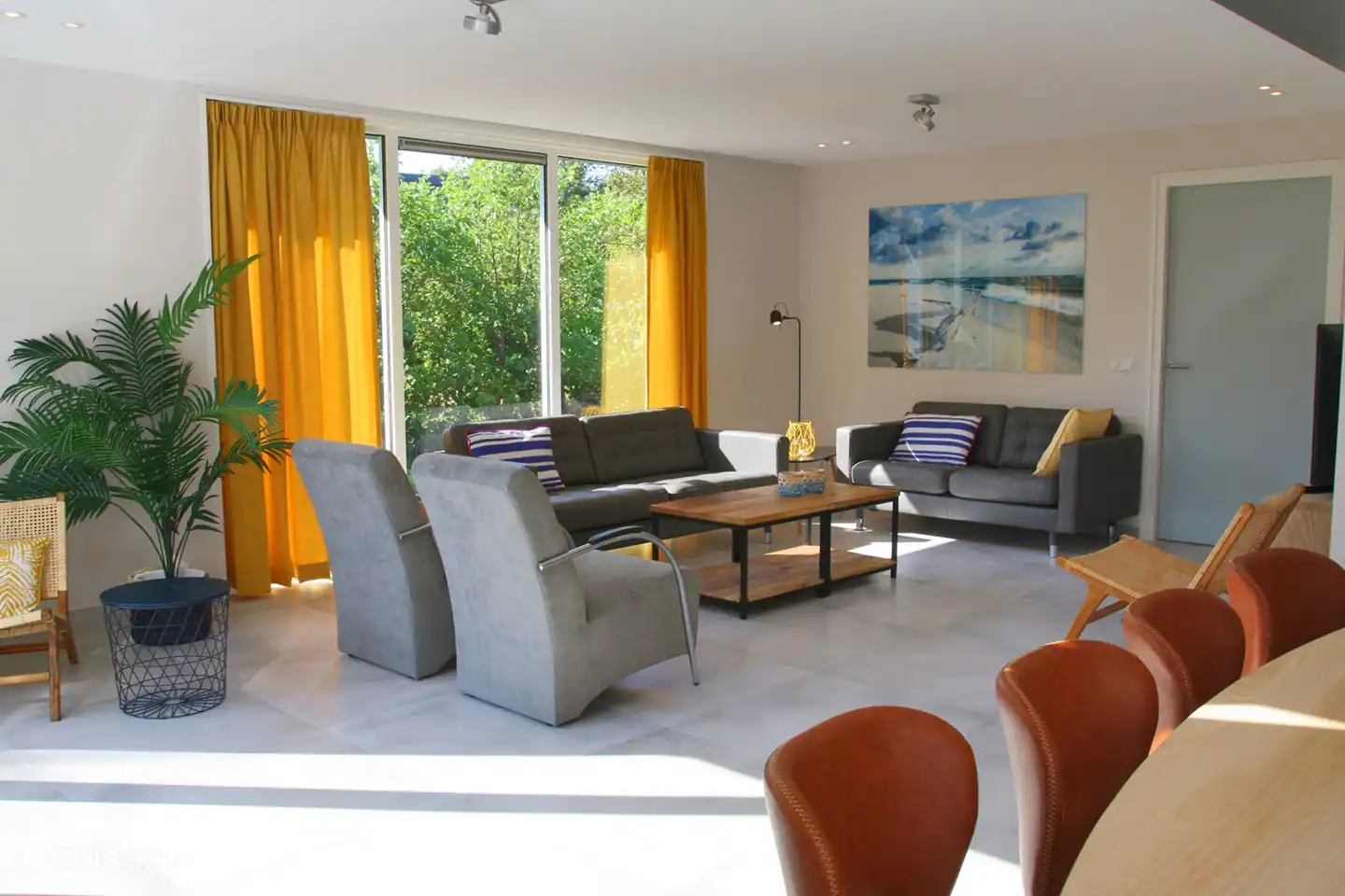 geräumiges Wohnzimmer