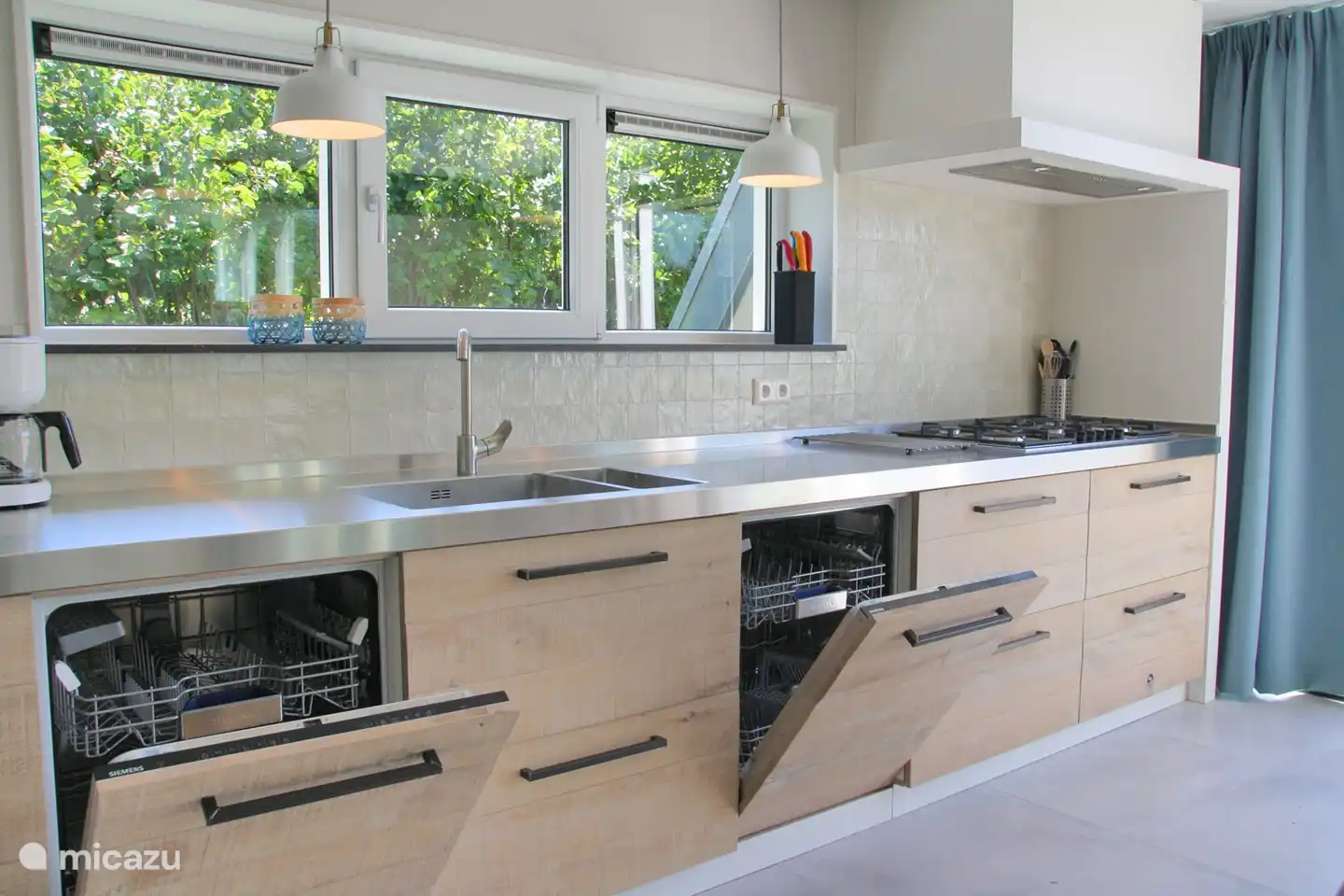 schöne Küche mit 2 Spülmaschinen