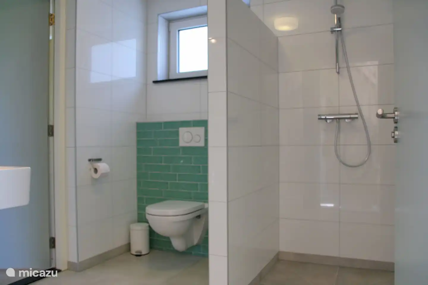 Badezimmer im Erdgeschoss mit Tür zum Schlafzimmer