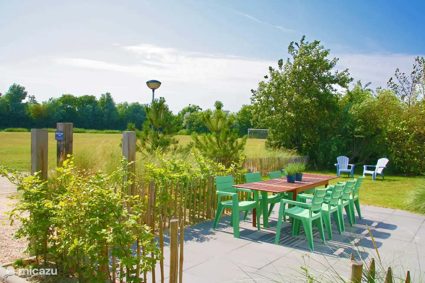 Garten mit Fußballplatz vor der Tür