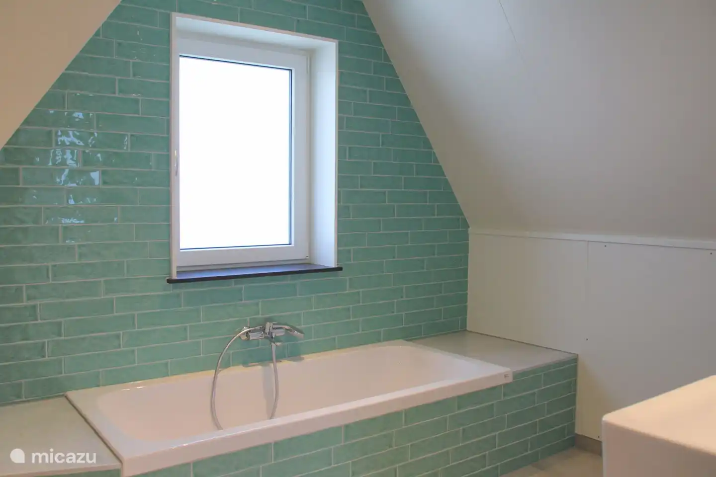 Badezimmer im Obergeschoss mit Badewanne und Dusche