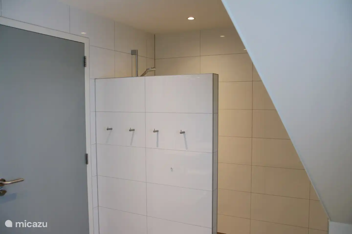 Badezimmer im Obergeschoss mit Badewanne und Dusche