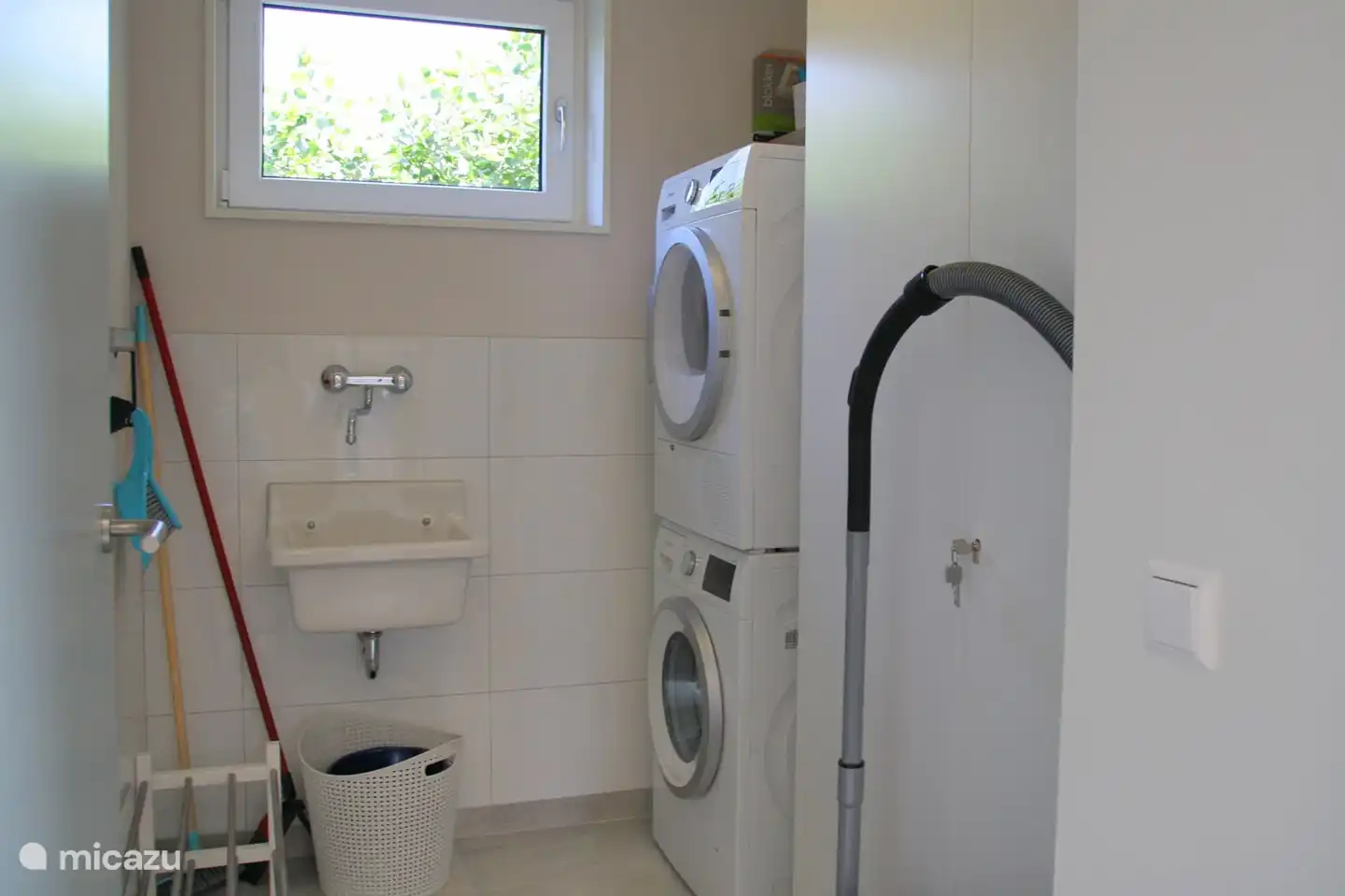 ausgestattet mit Waschmaschine und Trockner