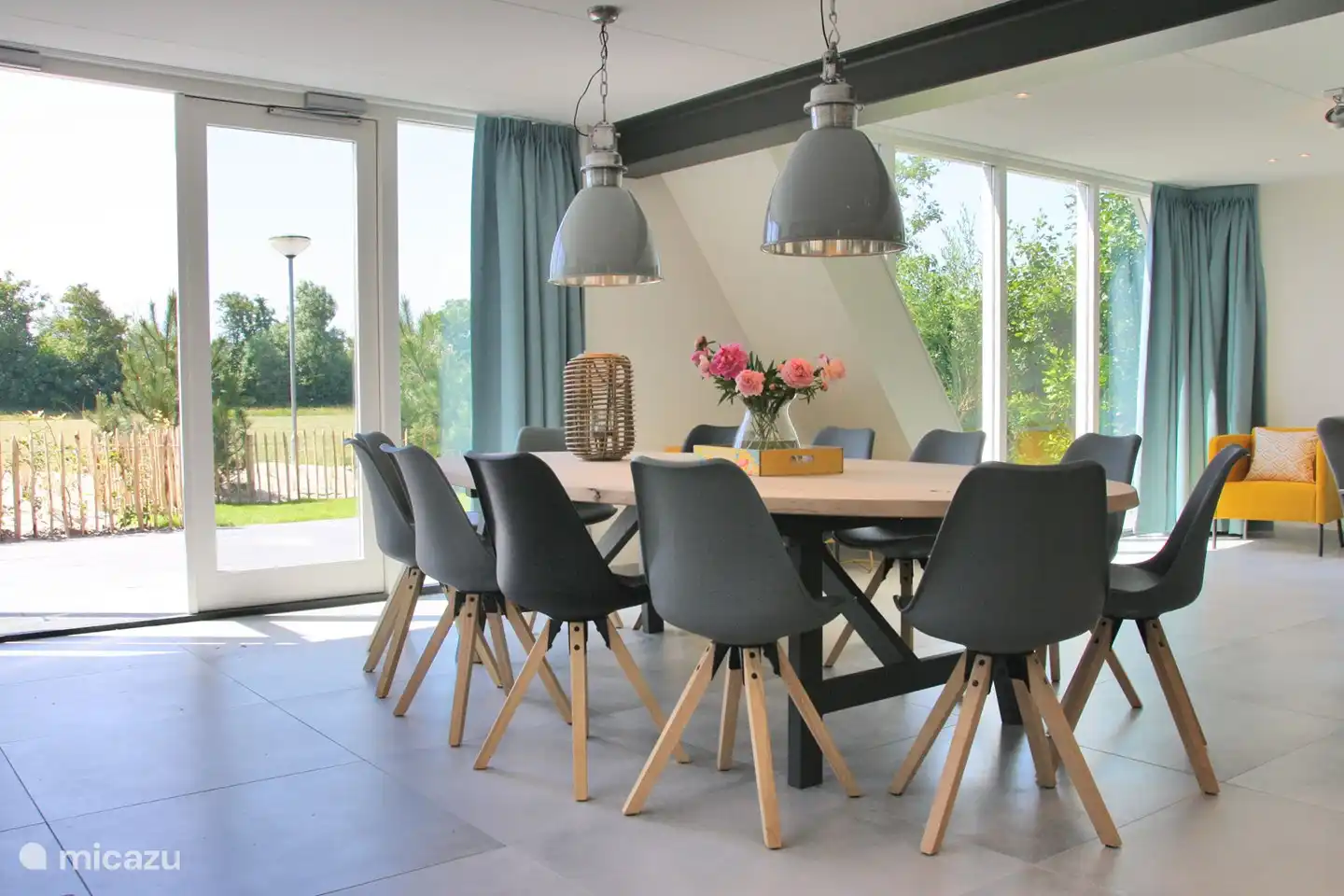 schöner ovaler Tisch zum Essen