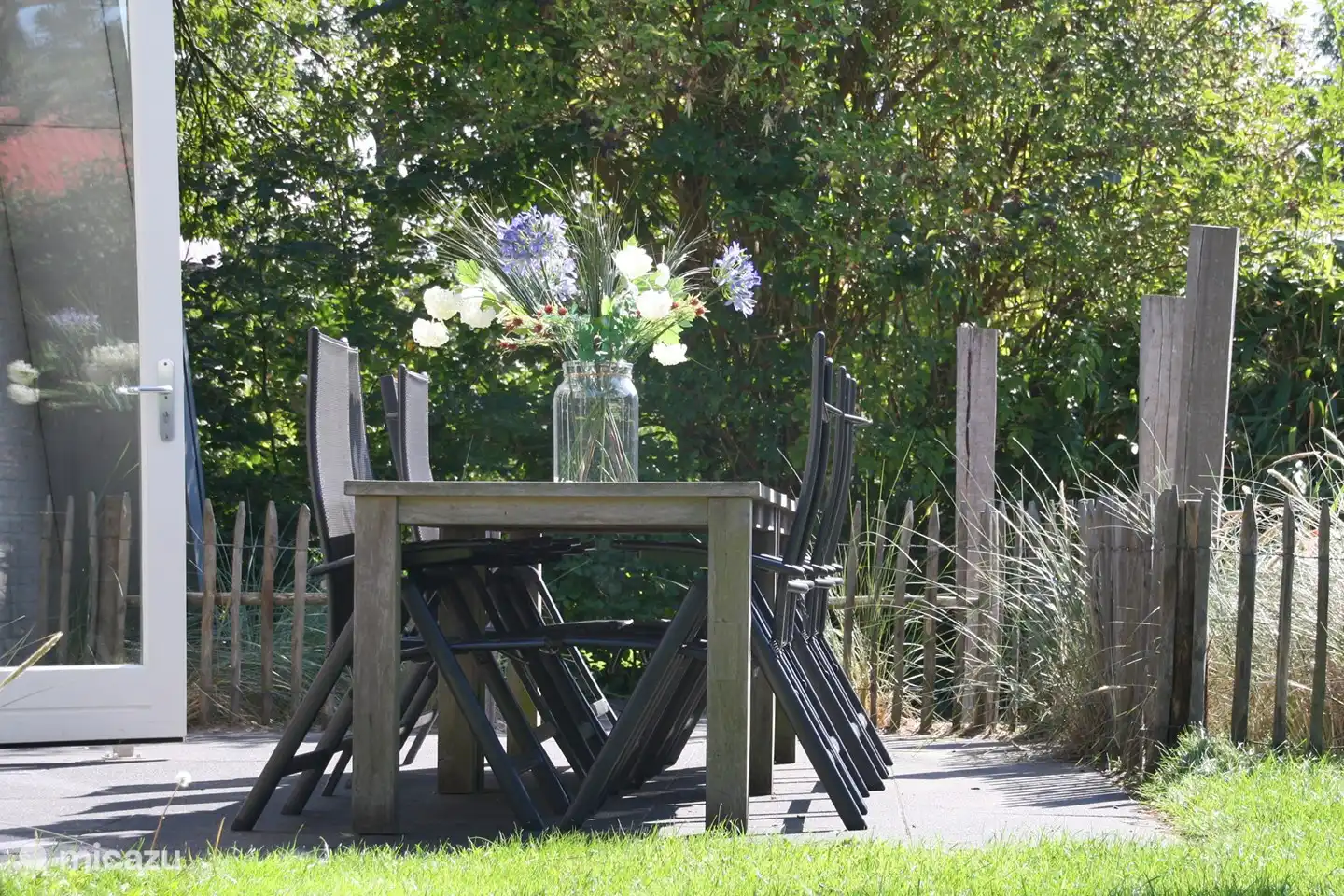 profiter du soleil dans le jardin