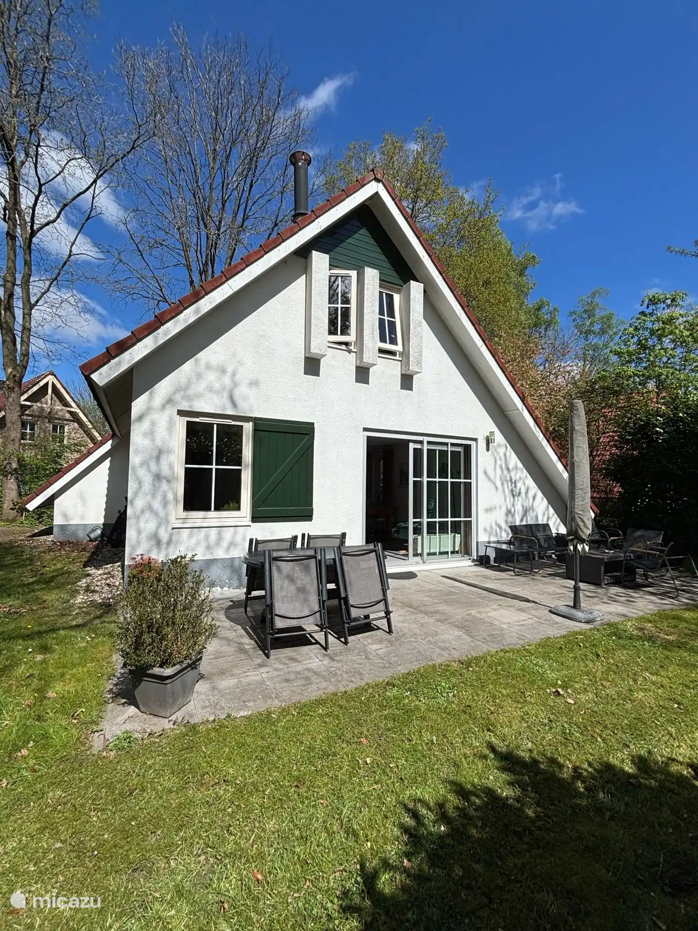 Terrace in the sun along the entire length of the cottage.