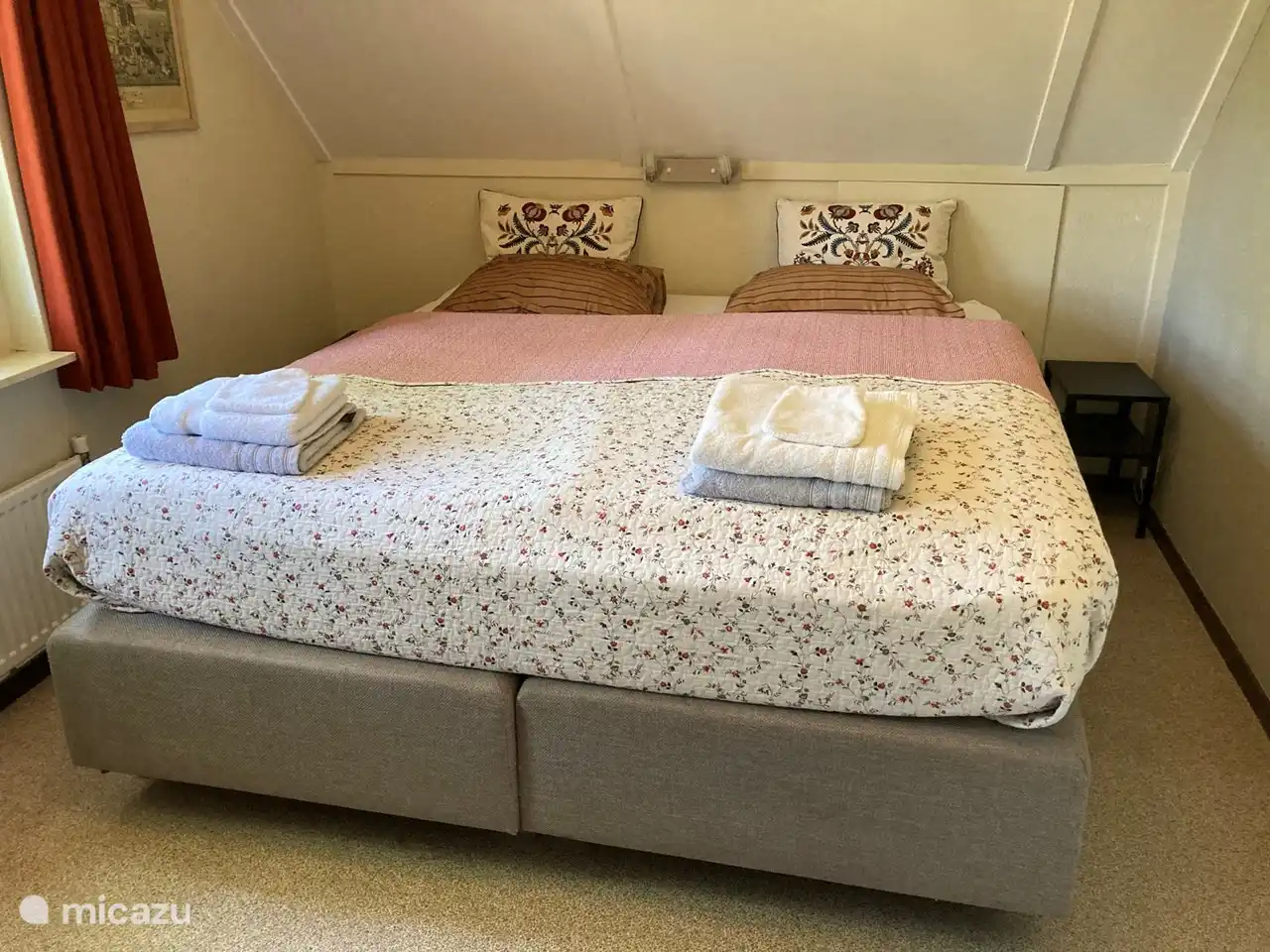 Double box spring with topper. 
Size 1.80 by 2.00. This requires a double fitted sheet (also bookable) and two single duvets.