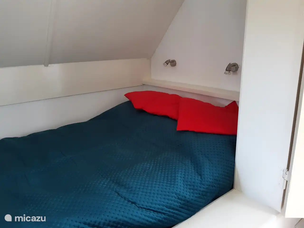 Bedstead with a smaller two-person description in it. Mattress size 1.40 by 2.00 m. 
Two single duvets are on top.