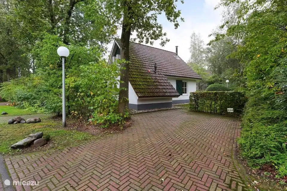 Parking space at the cottage. Several cars ... No problem. They can be parked in front of the large parking lot.