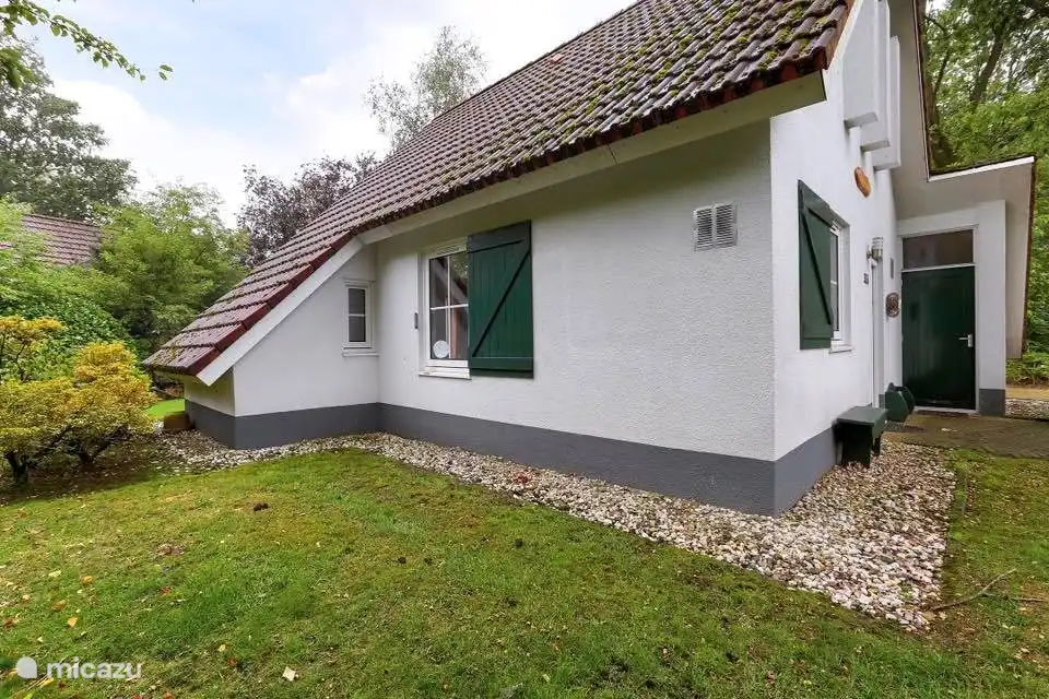 Side of the house with the bedstead in the extension. Also on the right the outdoor storage room.
