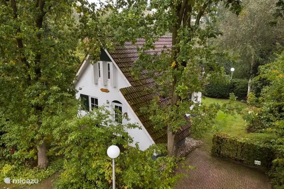 The parking lot is right next to the cottage.