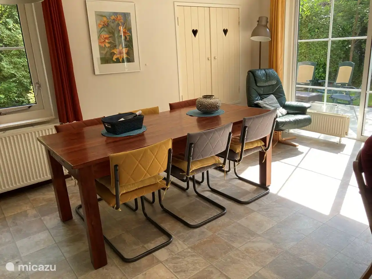 Living room : large table with comfortable chairs.