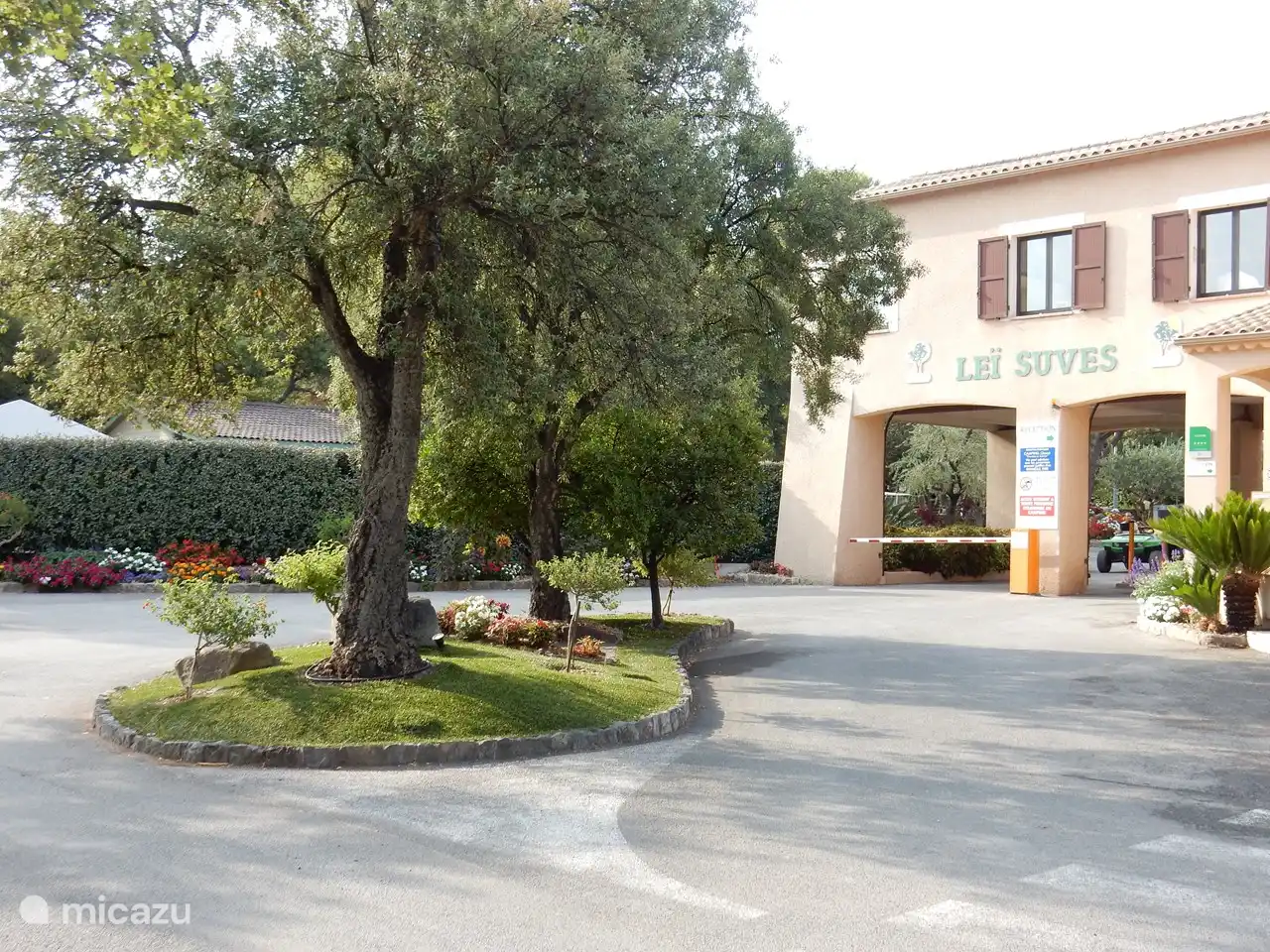 Accueil soigné à la réception, avec une place de parking séparée à l'extérieur du camping.