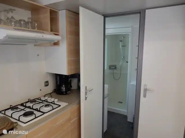 stacaravan huren in Frankrijk, Côte d´Azur, Roquebrune-sur-Argens – Stacaravan bij zee Zuid-Frankrijk Praktische keuken en ingericht met keukengerei, koelkast en magnetron.