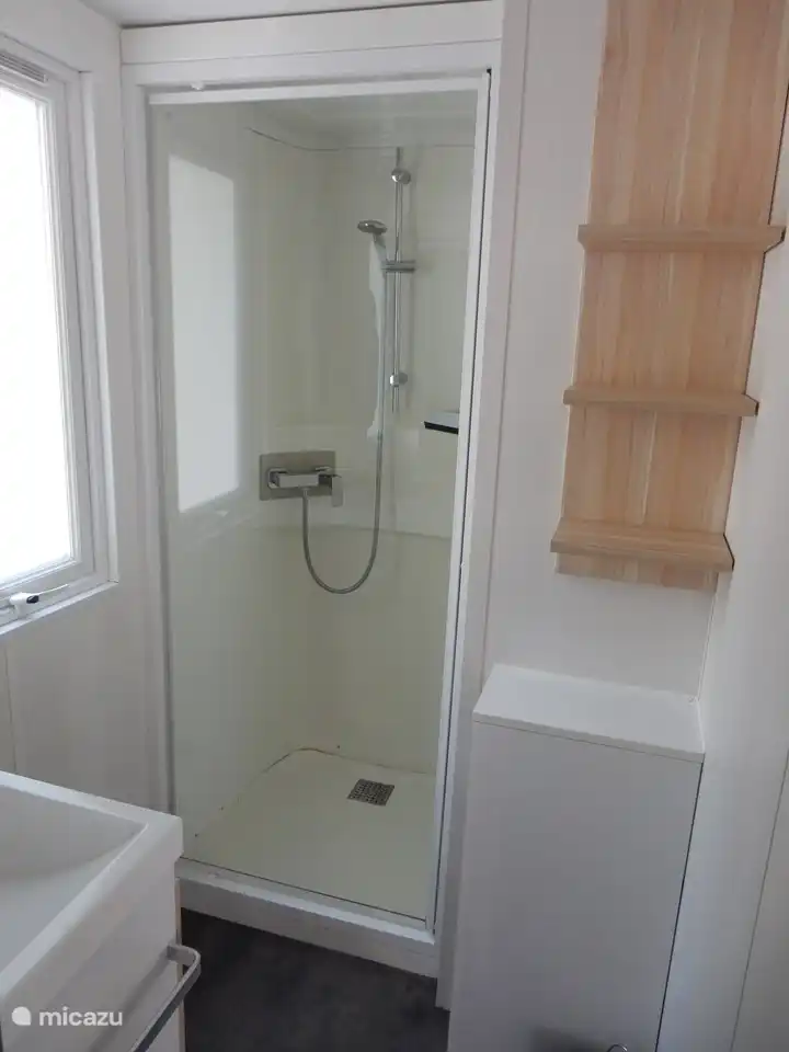 Salle de bain pratique avec douche et lavabo.