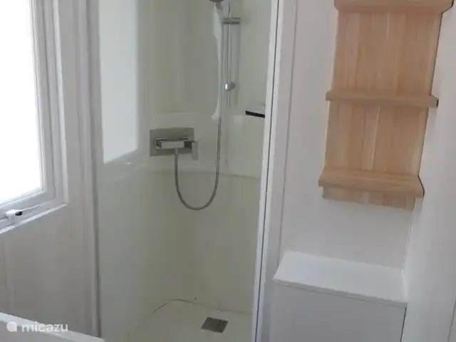 stacaravan huren in Frankrijk, Côte d´Azur, Roquebrune-sur-Argens – Stacaravan bij zee Zuid-Frankrijk Praktische badkamer met douche en wastafel.