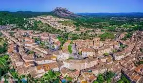 La ville de Roquebrun à proximité du camping.