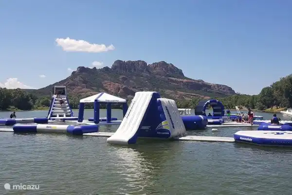 Amusant pour les enfants, un parc d'attractions aquatiques !