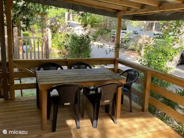 stacaravan huren in Frankrijk, Côte d´Azur, Roquebrune-sur-Argens – Stacaravan bij zee Zuid-Frankrijk Heerlijk overdekte veranda met eettafel en louncheset