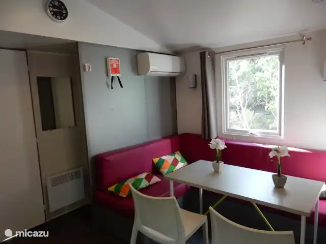 stacaravan huren in Frankrijk, Côte d´Azur, Roquebrune-sur-Argens – Stacaravan bij zee Zuid-Frankrijk Eettafel met bank en aparte stoelen. Airco aanwezig!