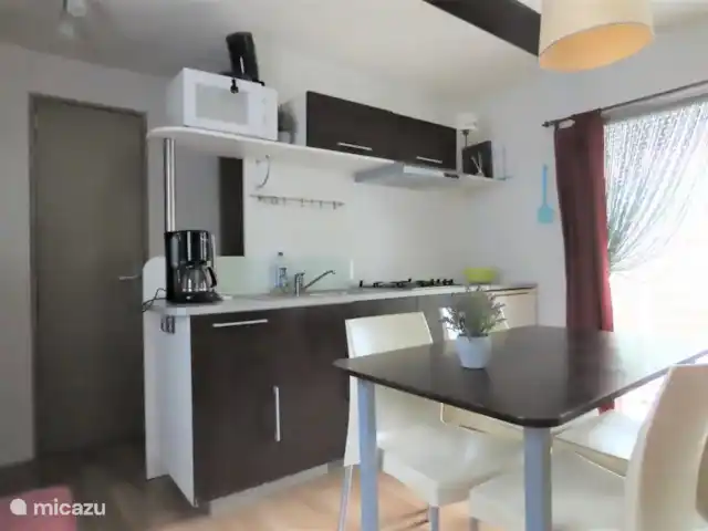 Casa móvil l Mar l Sur de Francia en Francia, Costa Azul, Roquebrune-sur-Argens - mobil home / caravana Cocina práctica y amueblada con menaje, frigorífico y microondas.