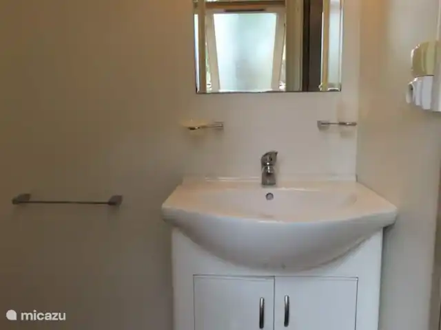 Casa móvil l Mar l Sur de Francia en Francia, Costa Azul, Roquebrune-sur-Argens - mobil home / caravana Cuarto de baño con ducha y lavabo.