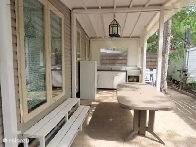 Casa móvil l Mar l Sur de Francia en Francia, Costa Azul, Roquebrune-sur-Argens - mobil home / caravana Preciosa terraza con cocina al aire libre.