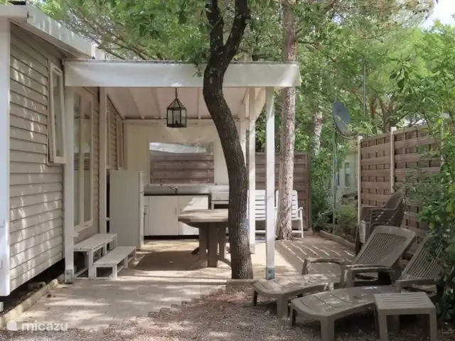 Casa móvil l Mar l Sur de Francia en Francia, Costa Azul, Roquebrune-sur-Argens - mobil home / caravana Preciosa terraza cubierta con cocina al aire libre.