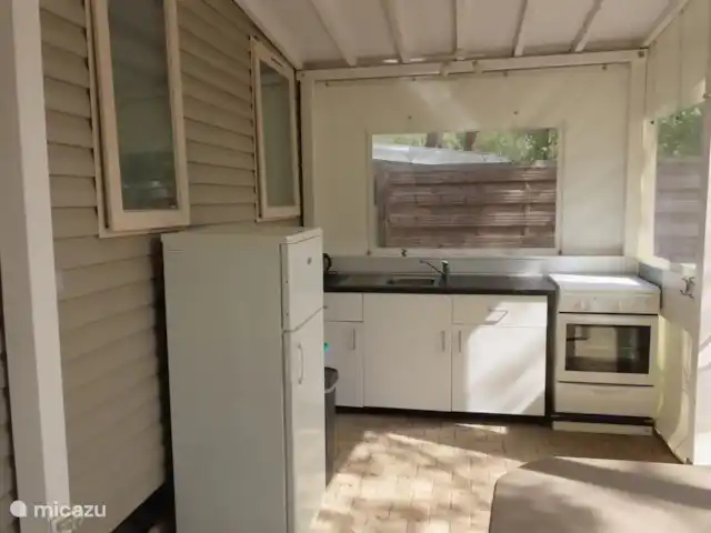 Casa móvil l Mar l Sur de Francia en Francia, Costa Azul, Roquebrune-sur-Argens - mobil home / caravana Terraza cubierta con cocina exterior.