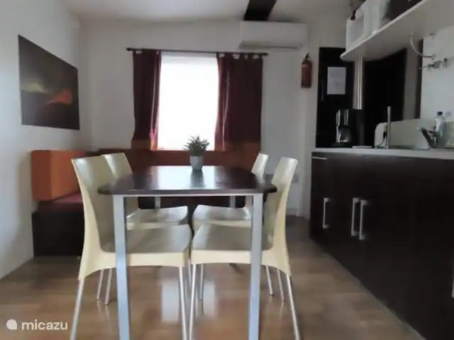 Casa móvil l Mar l Sur de Francia en Francia, Costa Azul, Roquebrune-sur-Argens - mobil home / caravana Mesa de comedor con sofá y sillas independientes. ¡Puertas francesas a la terraza y aire acondicionado!