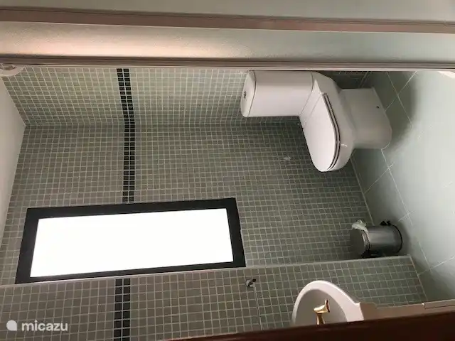 Badezimmer mit Dusche zu Schlafzimmer 2 und Schlafzimmer 3