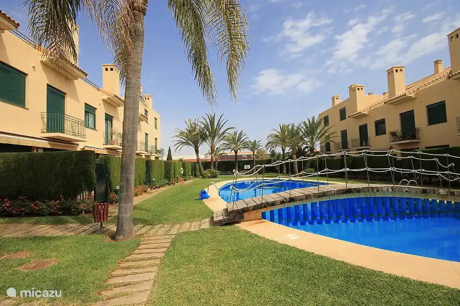 Wunderschön angelegter Garten mit großzügigem Swimmingpool und separatem Kinderbecken. Reichlich Einrichtungen zur Erholung.