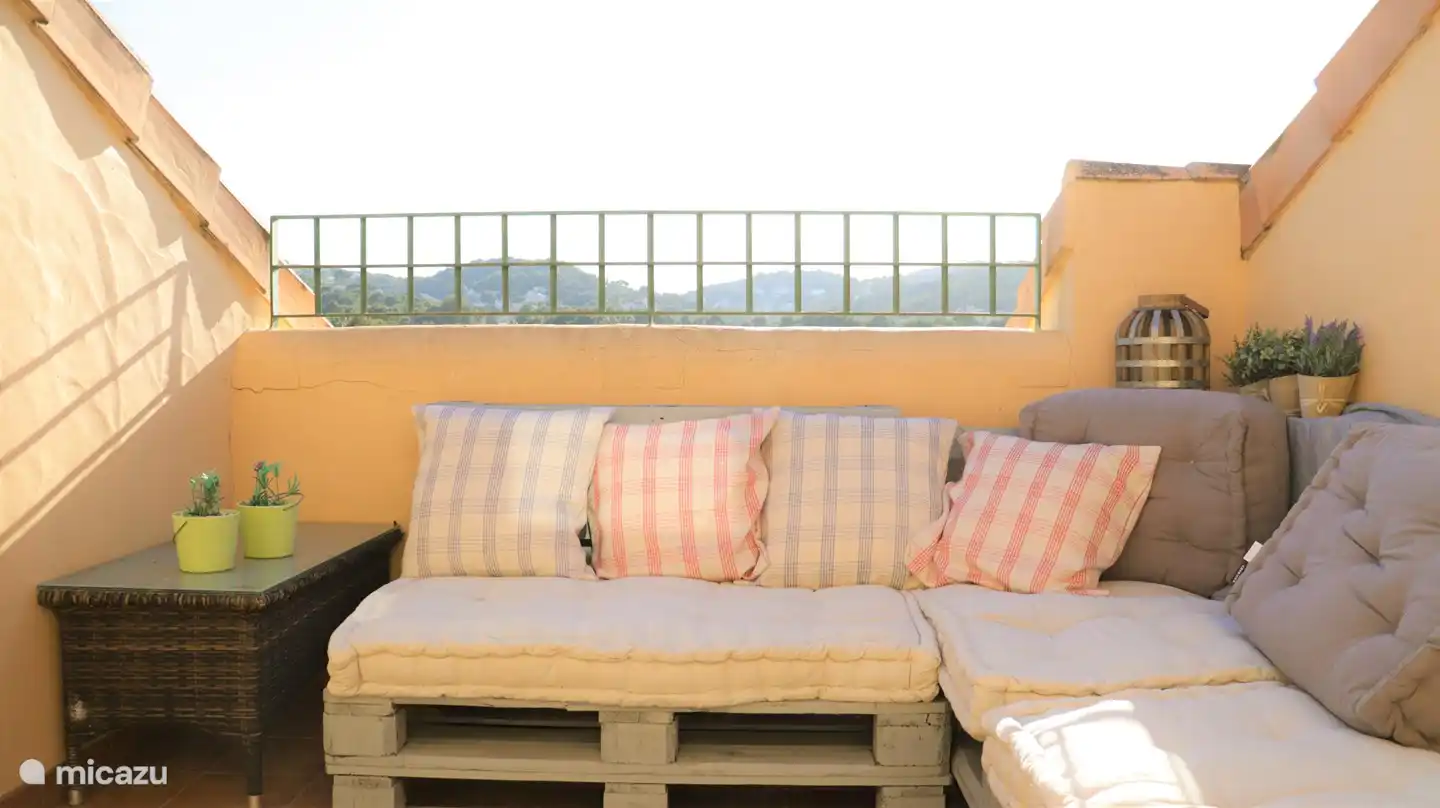 Terrasse mit Loungesofa neben Schlafzimmer 4