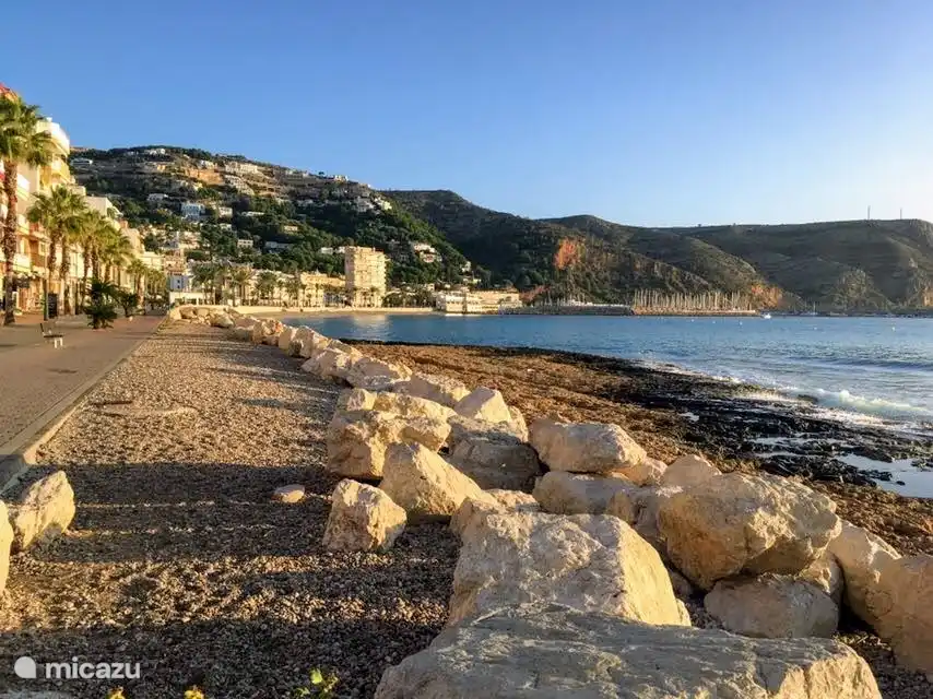 Hafen von Javea mit Promenade und Restaurants
