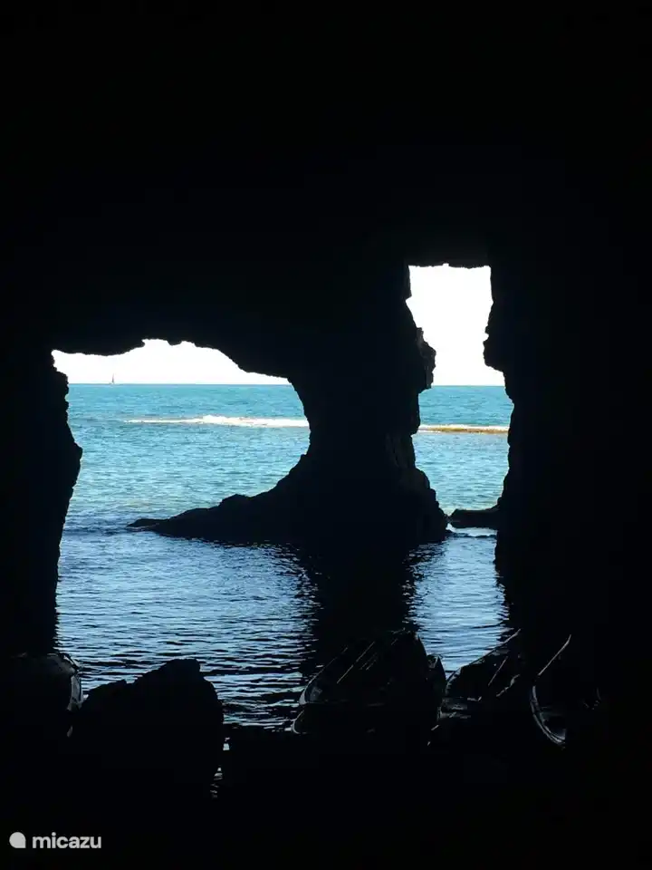 in einer Höhle schwimmen ....