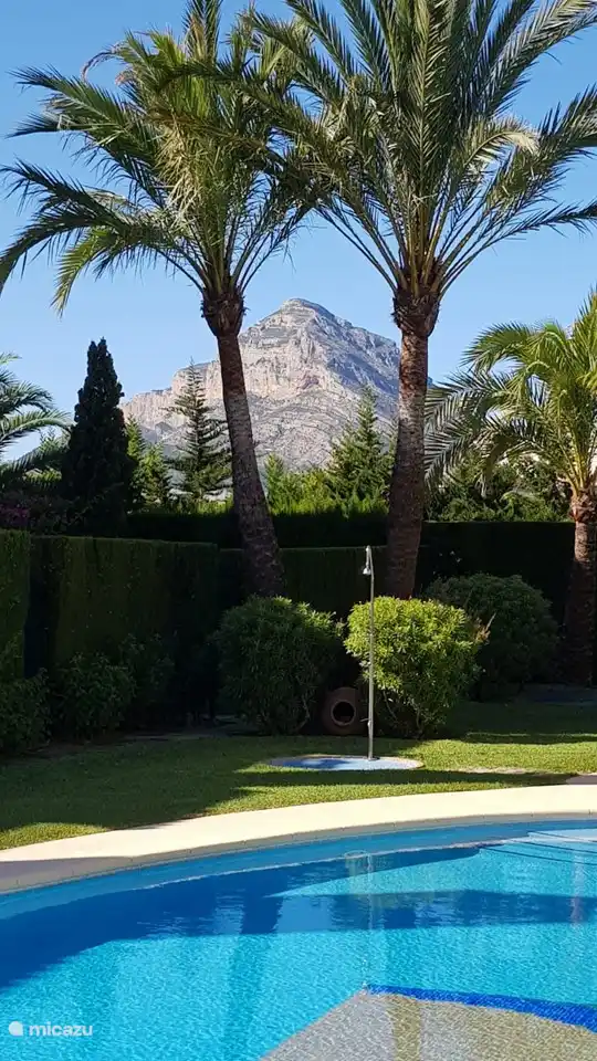 Blick vom Schwimmbad auf den Montgo!