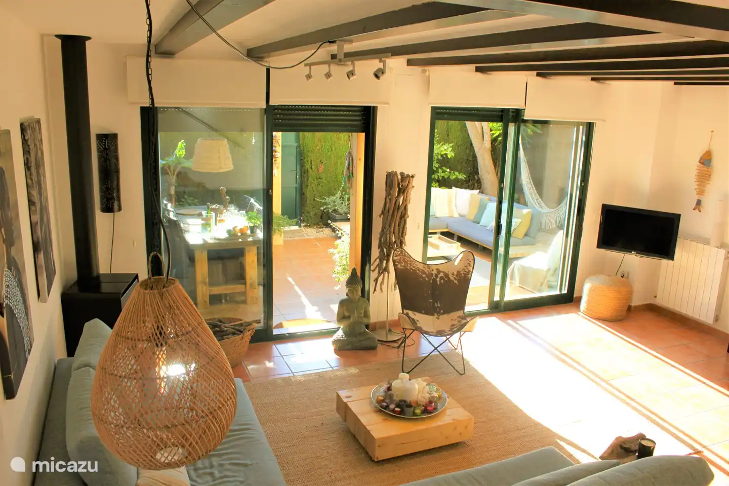 gemütliches Wohnzimmer mit viel Licht