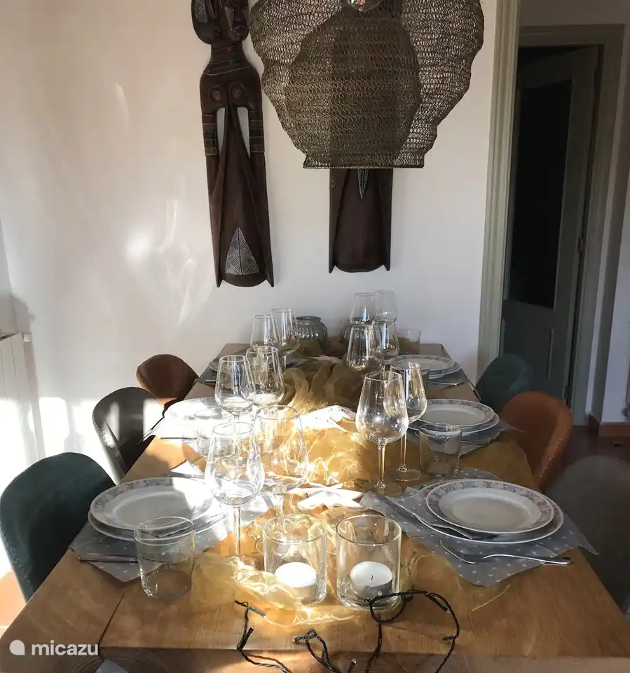 geräumiger Esstisch im Wohnzimmer