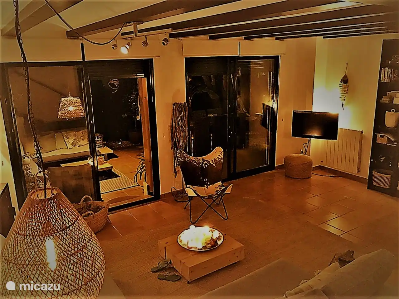 atmosphärische Abende .... Wohnzimmer mit direktem Zugang zur Terrasse