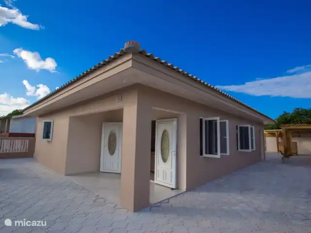 Villa NorMir huren in Curaçao, Curacao-Midden, Willemstad - villa Voorkant van de villa