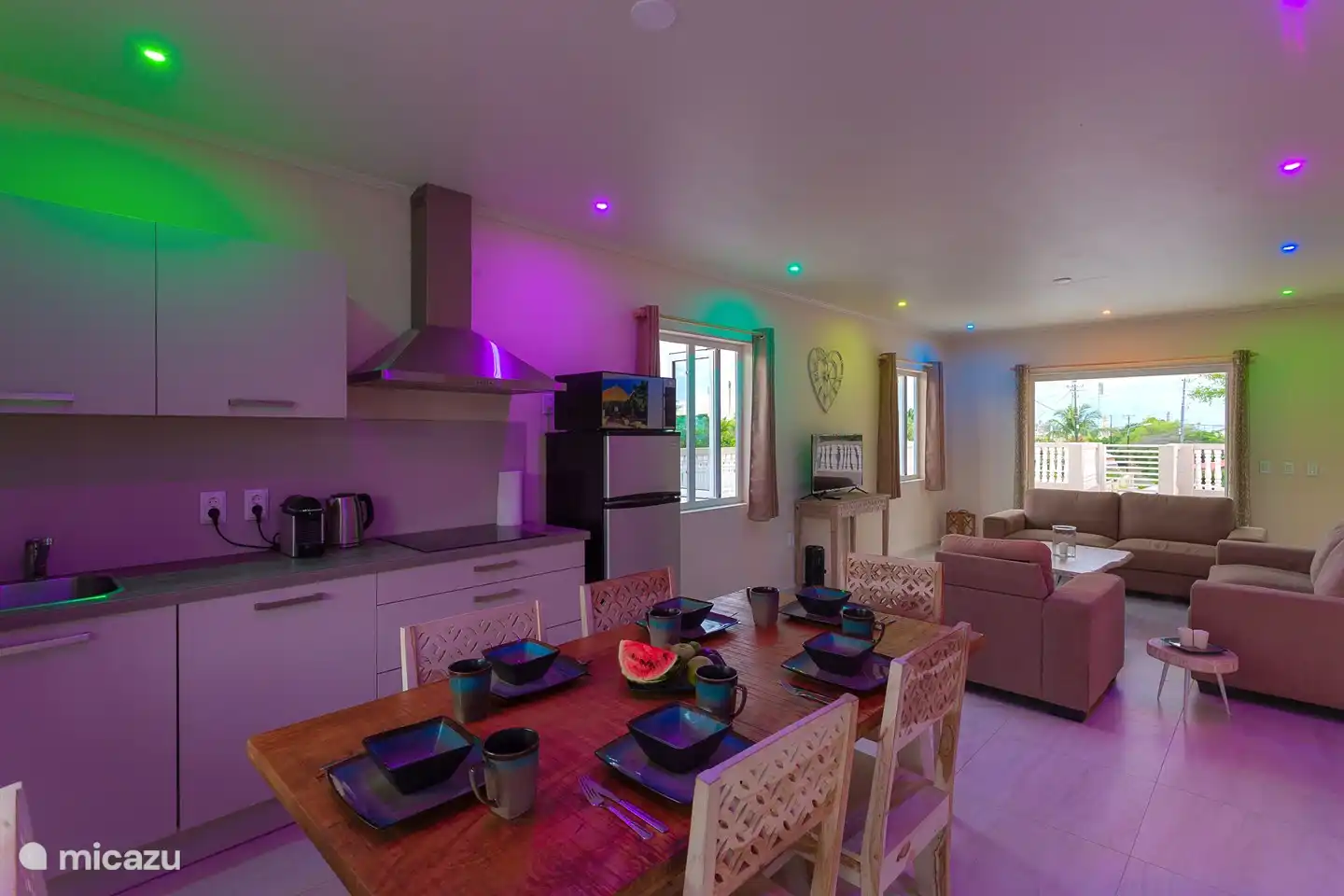 Wohnzimmer hat die Möglichkeit, Farblampen für zusätzliche Atmosphäre einzuschalten