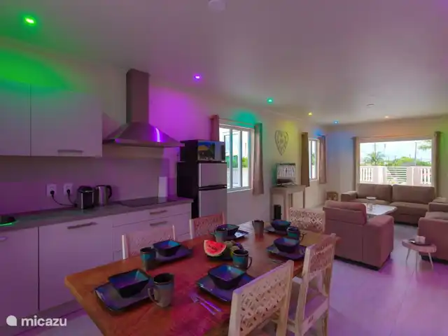 Villa NorMir huren in Curaçao, Curacao-Midden, Willemstad - villa Woonkamer heeft de optie voor het aanzetten van kleurlampen, voor extra sfeer