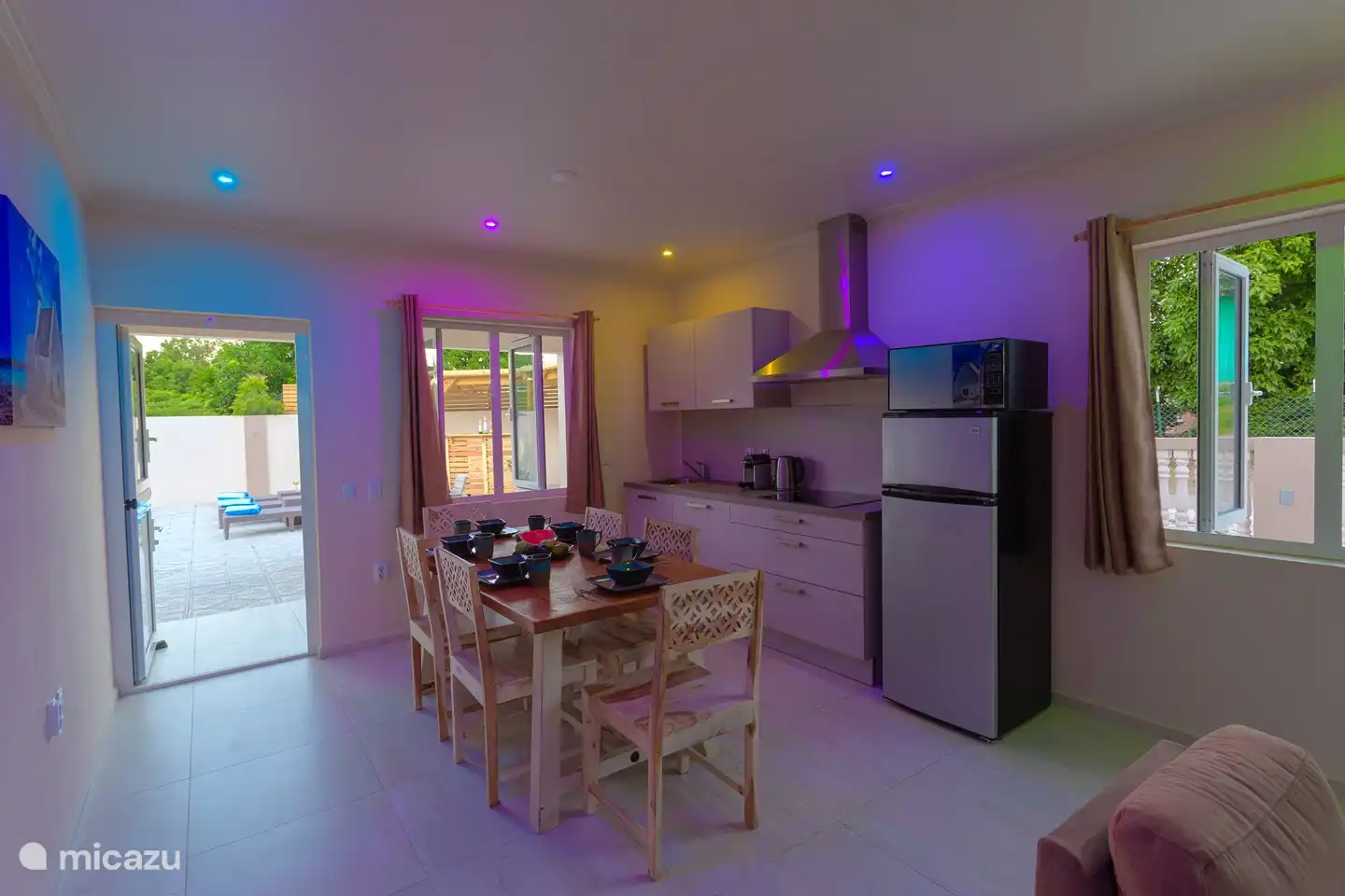 Zusätzliche Atmosphäre ist auch in der Küche mit Farblampen möglich