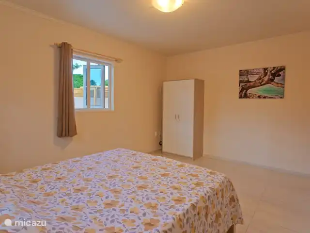 Villa NorMir huren in Curaçao, Curacao-Midden, Willemstad - villa De hoofdslaapkamer aan de achterkant van het huis