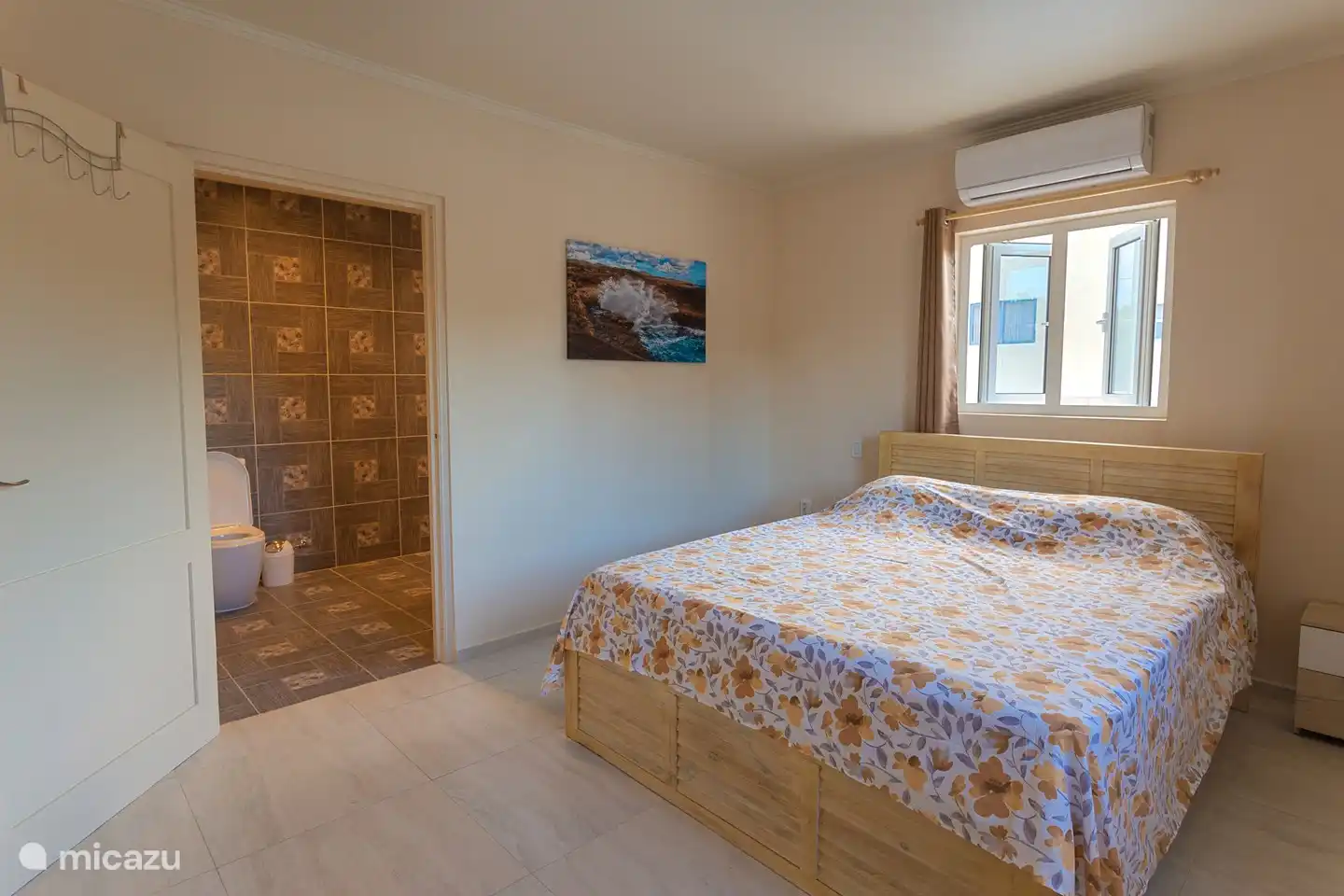 Das Hauptschlafzimmer hat einen separaten Eingang zum Badezimmer