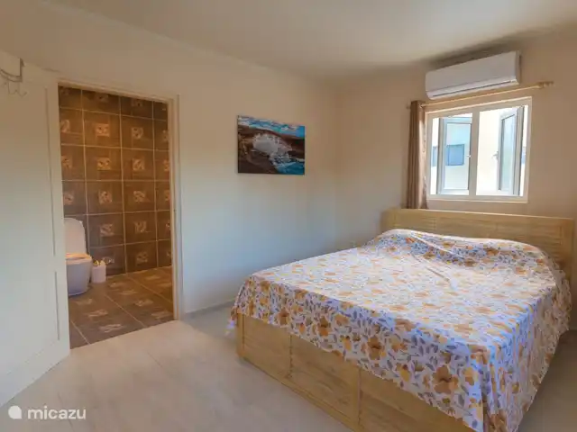 Villa NorMir huren in Curaçao, Curacao-Midden, Willemstad - villa De hoofdslaapkamer heeft een aparte entree naar de badkamer