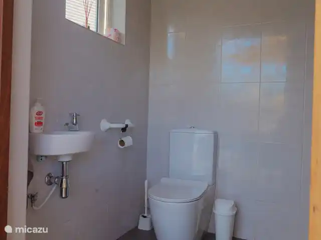 Villa NorMir huren in Curaçao, Curacao-Midden, Willemstad - villa De toiletruimte naast het zwembad met wc en douche