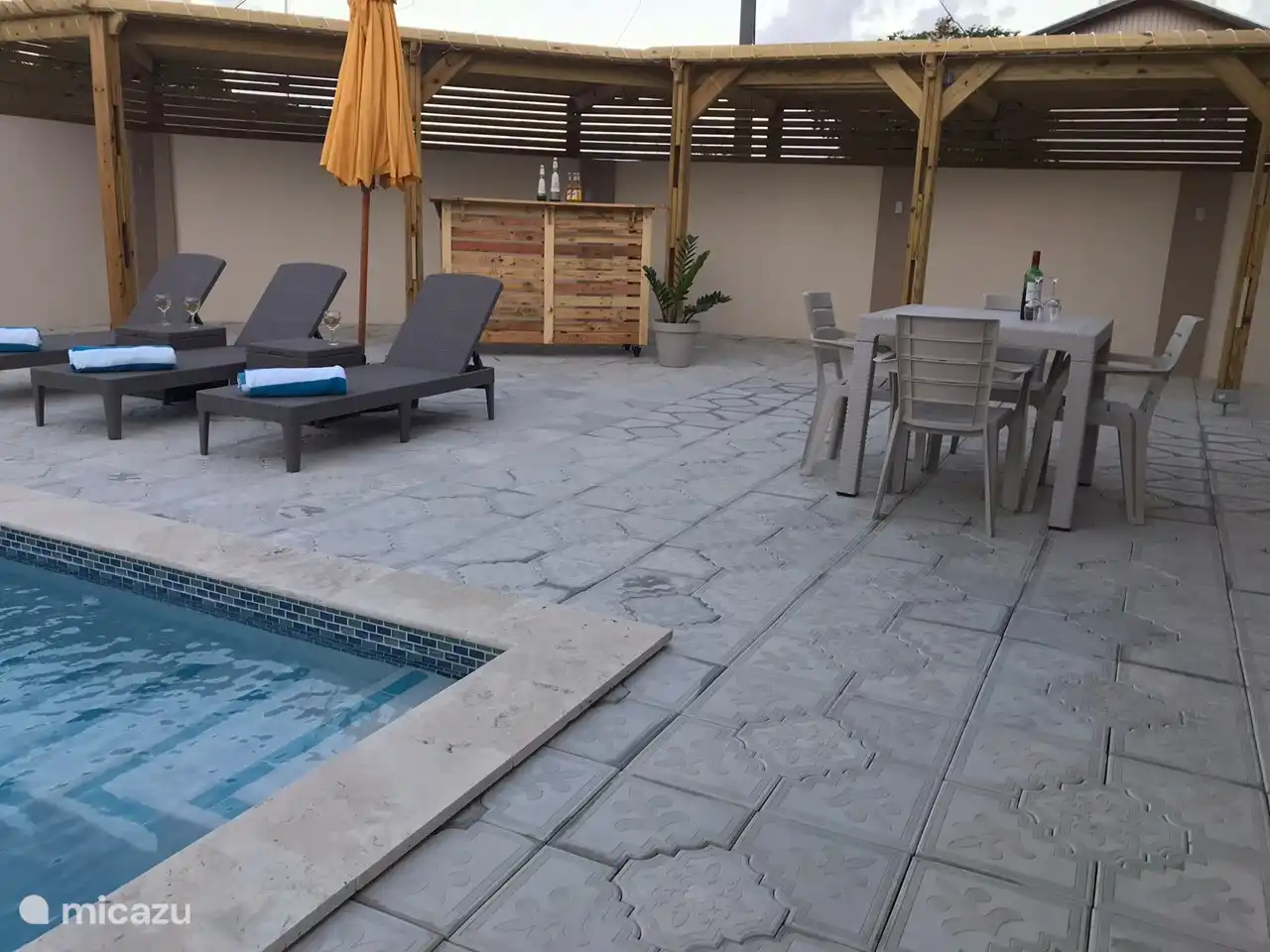 Hinter dem Haus inklusive Tisch im Freien